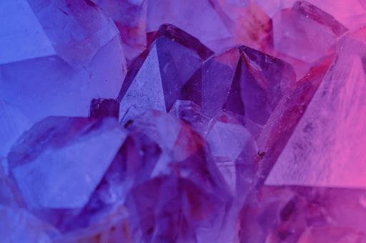Kristalle mit lila blauem Schleier