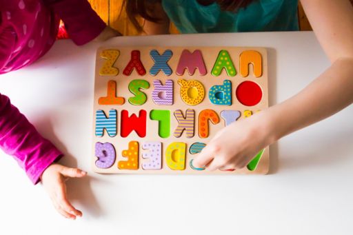 Kinder mit Buchstaben