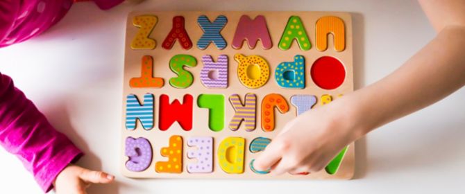 Kinder mit Buchstaben