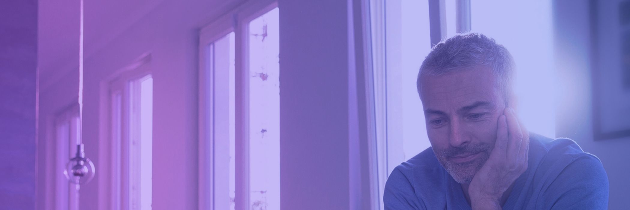 Frau am Laptop von oben