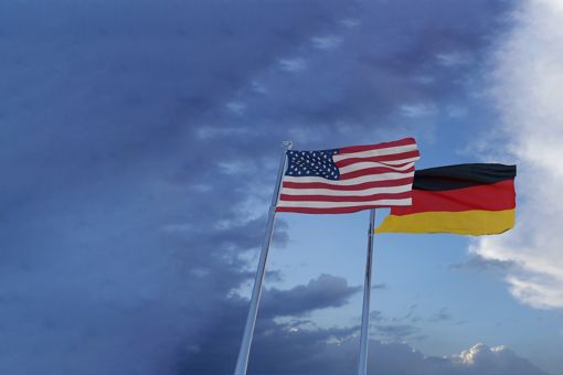 Amerikanische und deutsche Flagge