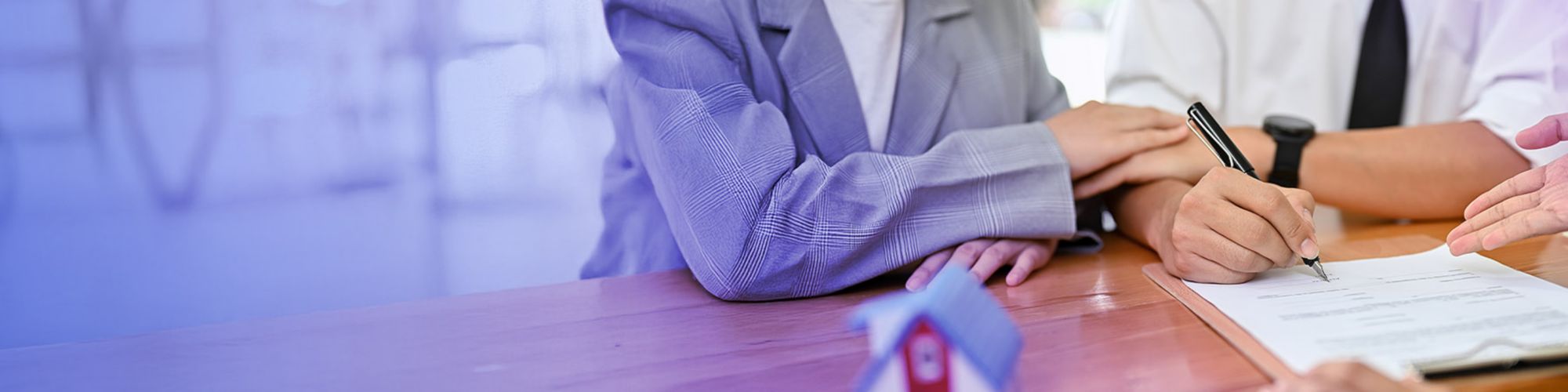 Mann steigt in Bahn ein