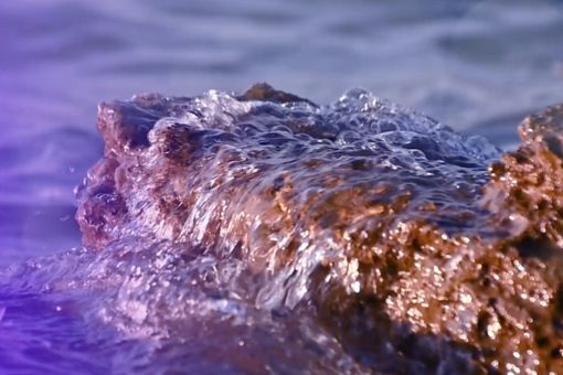 L'eau qui coule sur la pierre