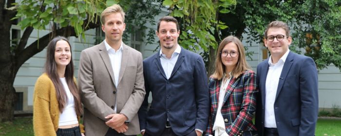 Michael (rechts) gemeinsam mit Kolleg:innen im Innenhof unseres Standorts in Wien