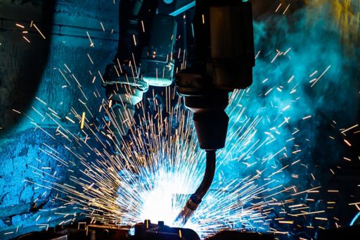 welding-robots-movement-in-a-car-factory