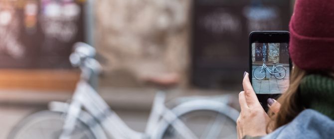 Vrouw neemt met gsm foto van fiets