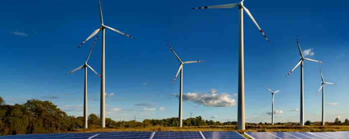 Windräder hinter Solarpanel