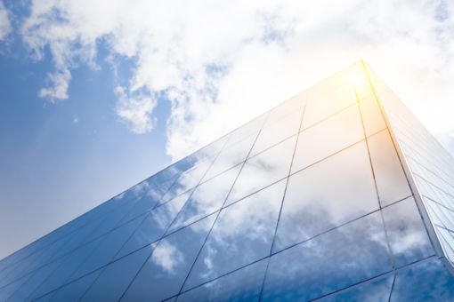 Wolkenkratzer mit Sonne