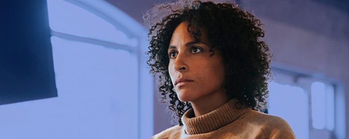 vrouw achter de computer