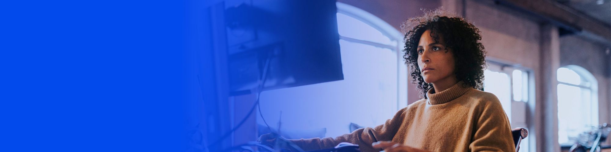 vrouw achter de computer