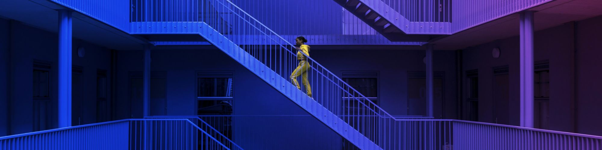 Femme qui monte un escalier