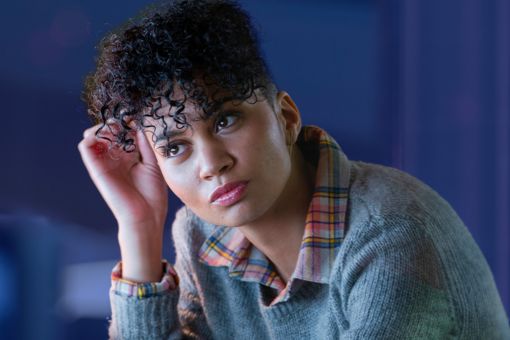 vrouw die nadenkend kijkt