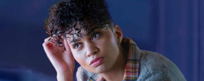 vrouw die nadenkend kijkt