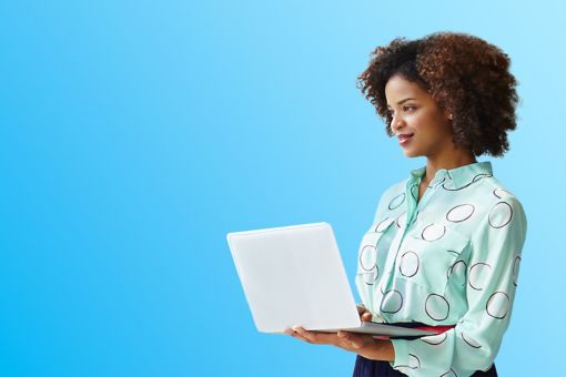 Femme tenant un ordinateur portable