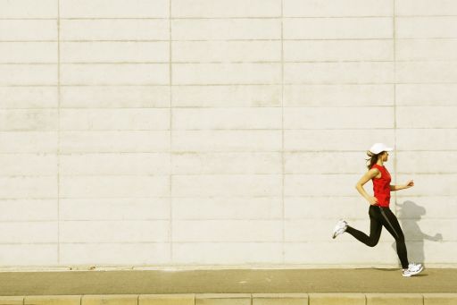 Nainen juoksemassa