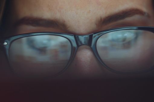 vrouw kijkt naar laptop