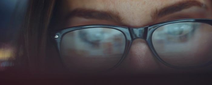 vrouw kijkt naar laptop