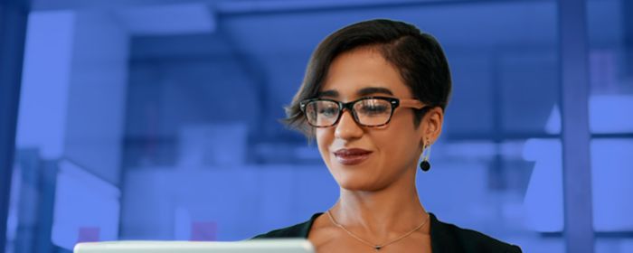 vrouw kijkt naar tablet