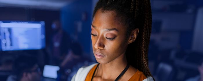 vrouw kijkt met angstige blik naar tablet