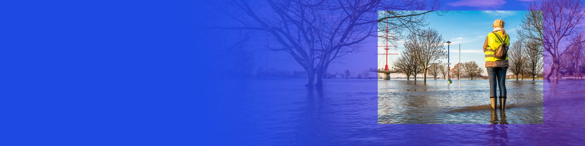 Femme en bottes de pluie debout dans un parc inondé