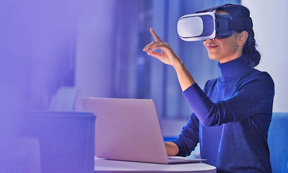 woman-wear-vr-goggles-infront-laptop