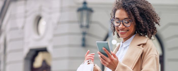 Une femme regarde des téléphones en magasin