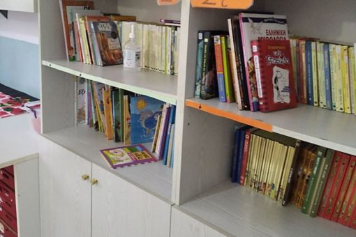 Αναμνηστικές φωτογραφίες με τους μαθητές των δημοτικών Σχολείων στις Ροβιές, στη Λίμνη και στο Πευκί Ευβοίας.