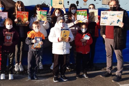 Αναμνηστικές φωτογραφίες με τους μαθητές των δημοτικών Σχολείων στις Ροβιές, στη Λίμνη και στο Πευκί Ευβοίας.