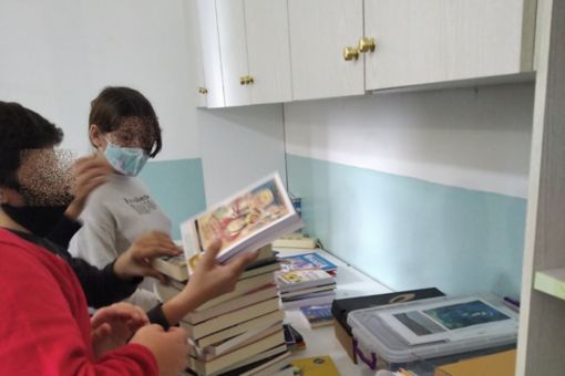 Αναμνηστικές φωτογραφίες με τους μαθητές των δημοτικών Σχολείων στις Ροβιές, στη Λίμνη και στο Πευκί Ευβοίας.