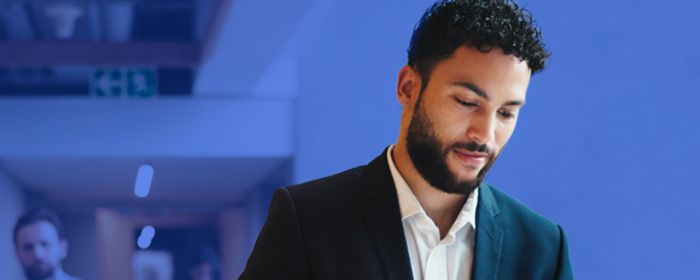 jongeman kijkt naar laptop