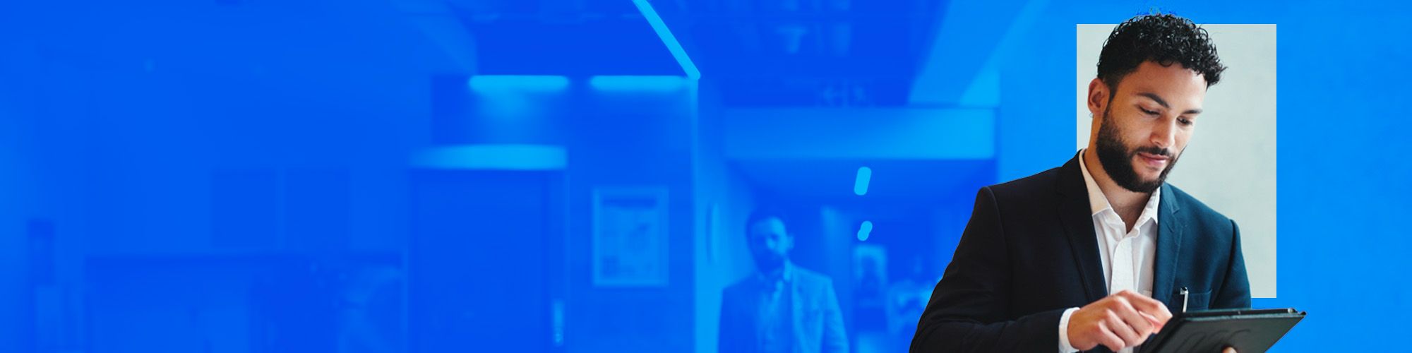 jongeman kijkt naar laptop