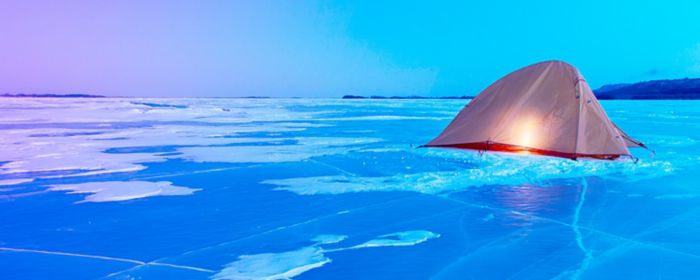 Zelt auf einem gefrorenen See