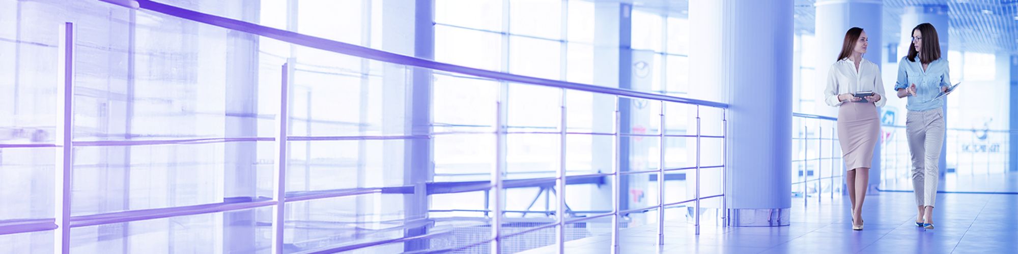 Zwei Frauen im Büroflur