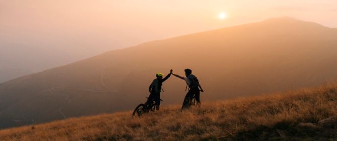 Zwei Radfahrer auf Berg