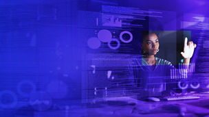 Mulher a trabalhar num ecrã tátil