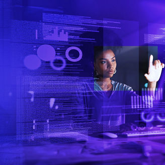 Mulher a trabalhar num ecrã tátil