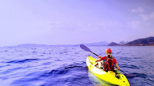 Pessoas a remar no mar numa canoa