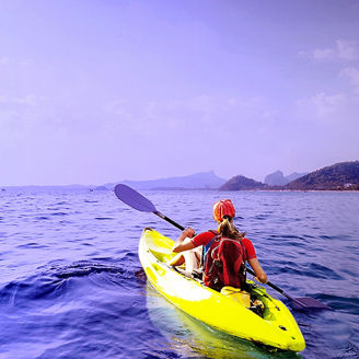 Pessoas a remar no mar numa canoa