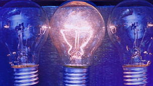 Várias lâmpadas e duas acesas