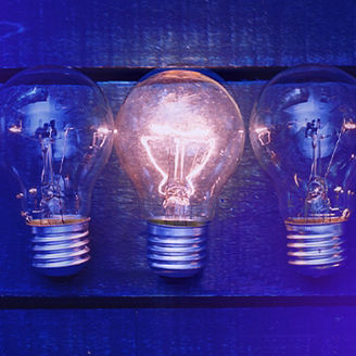 Várias lâmpadas e duas acesas