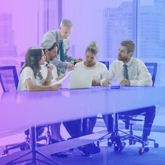 Dos mujeres y tres hombres en una mesa sentados compartiendo estrategias