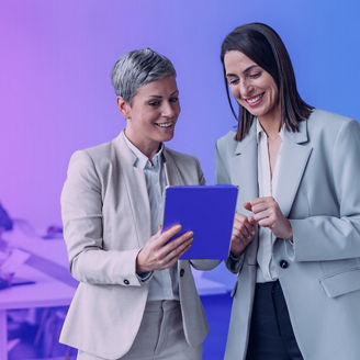 mujer con colegas en oficina 