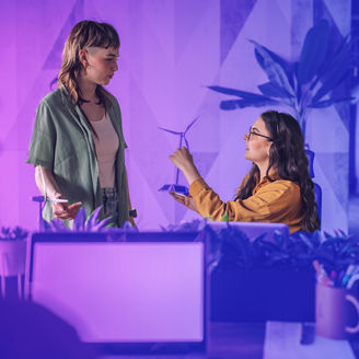 mujer con colegas en oficina