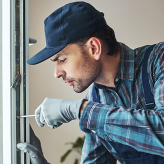 Handwerker der Fenster einbaut