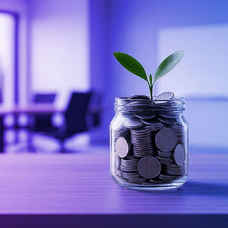 Glas mit Geldmünzen und Pflanze