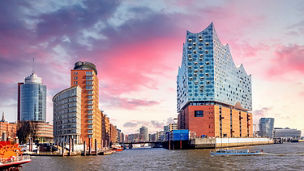 Hafen von Hamburg mit Elbphilharmonie