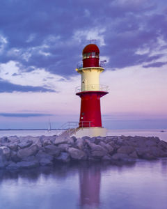 Imagen de un faro a la orilla del mar