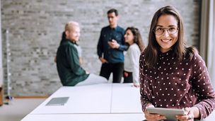 Imagen de un pingüino aventándose al mar desde un glaciar