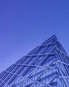 Hochhaus vor Lila Hintergrund