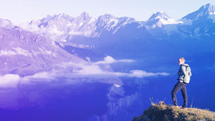 Hombre haciendo senderismo en la montaña.